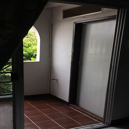 Baan Khun Mae Apartment Бангкок Екстер'єр фото