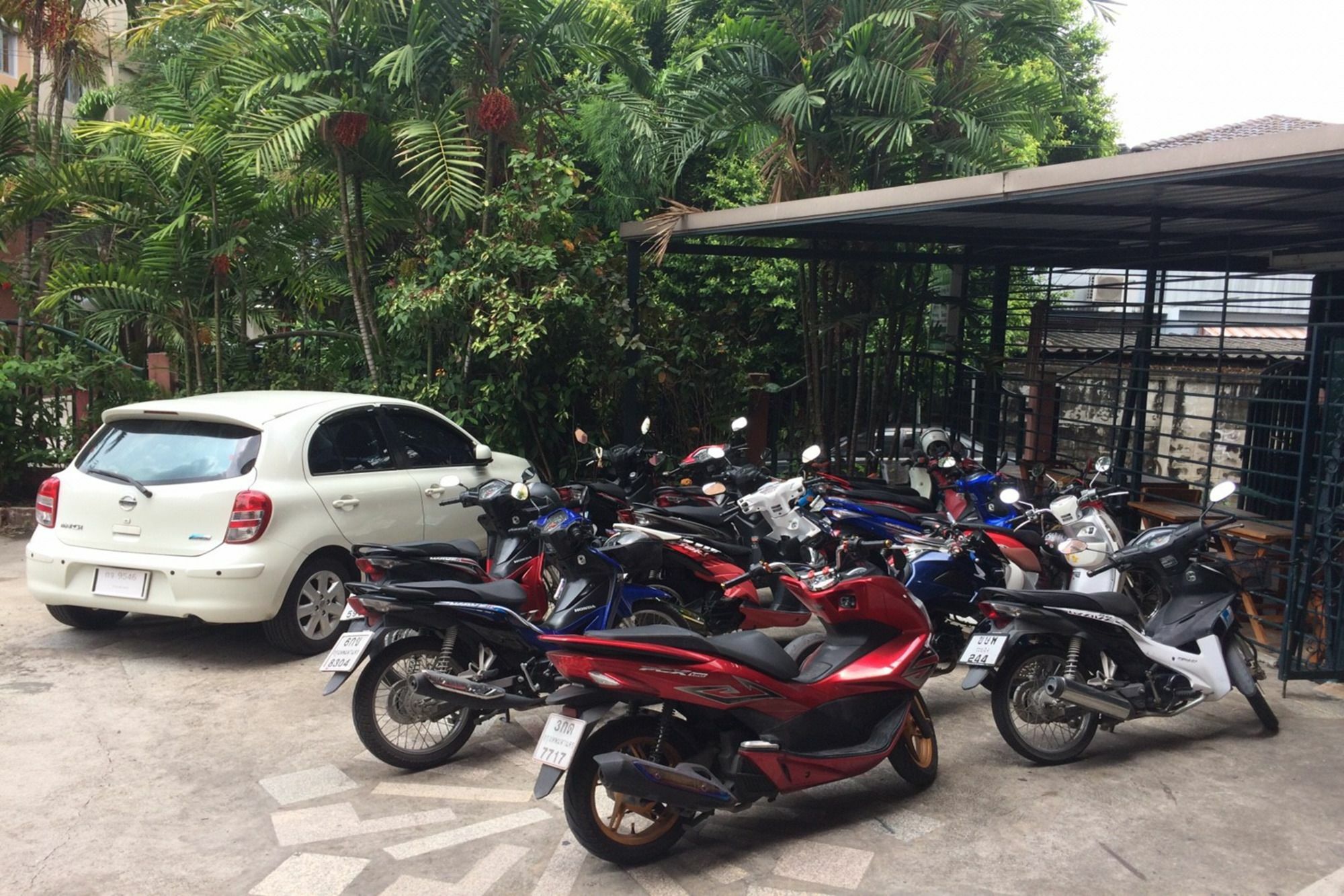 Baan Khun Mae Apartment Бангкок Екстер'єр фото
